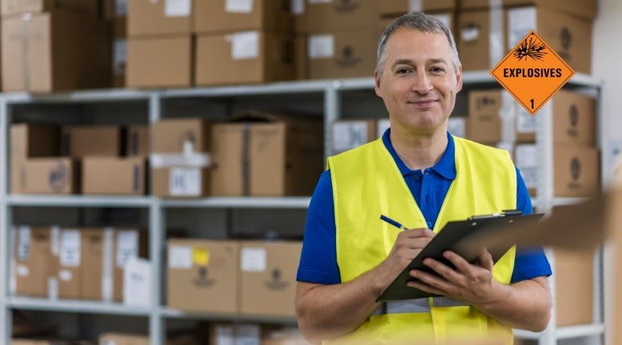 Homme dans un entrepôt et logo classe 1 des matières dangereuses