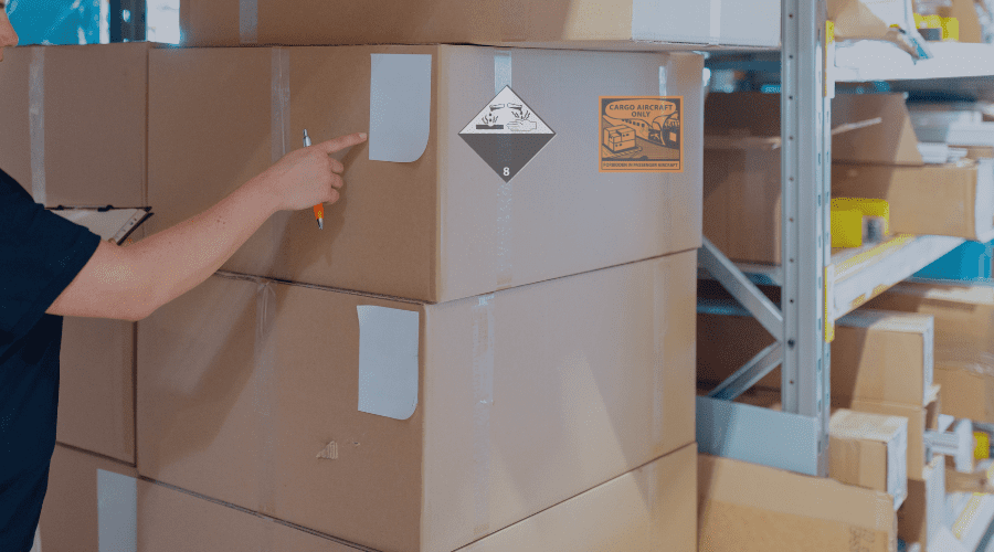 Personne étiquetant des emballages pour marchandises dangereuses