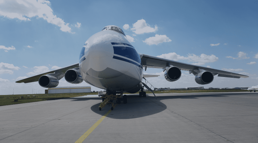 Avion cargo sur le tarmak