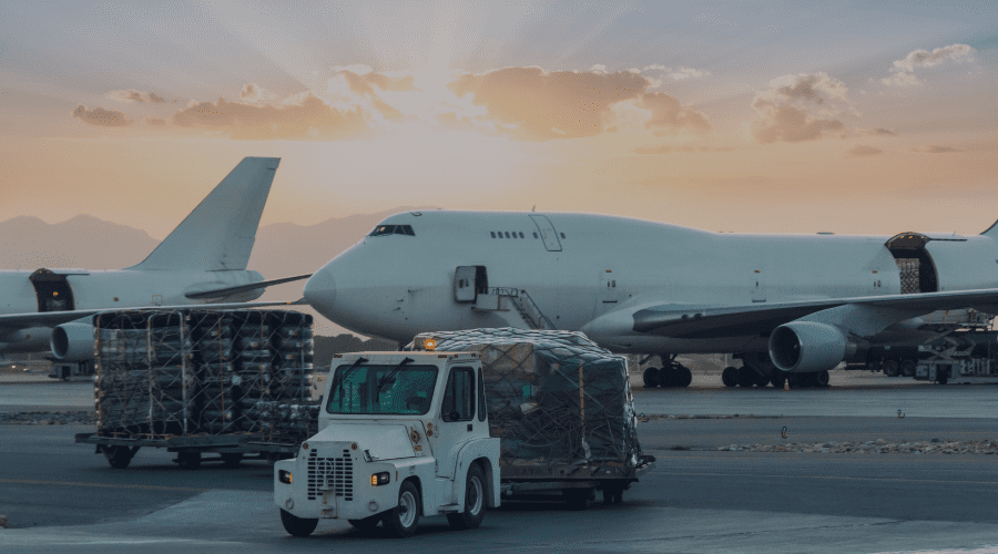Avion et fret sur le tarmac