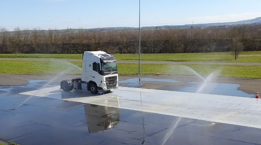 Camion sur piste arrosée