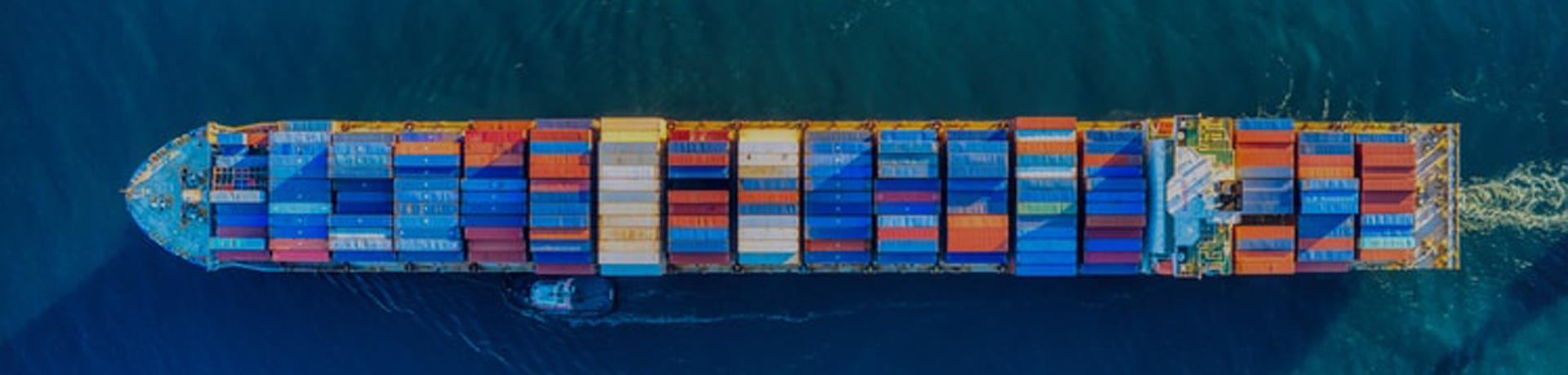 navire de charge avec des containers