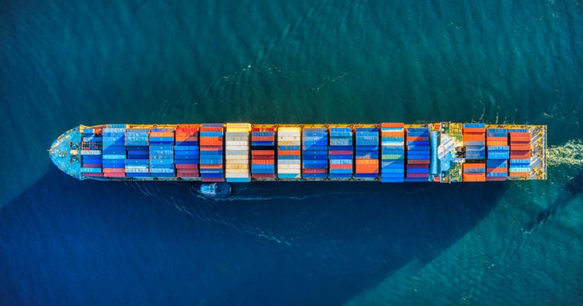 navire de charge avec des containers