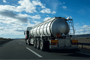 Camion citerne sur la route
