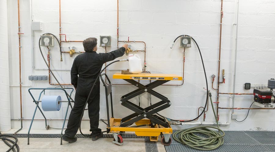 Essais chimiques sur bidons plastiques