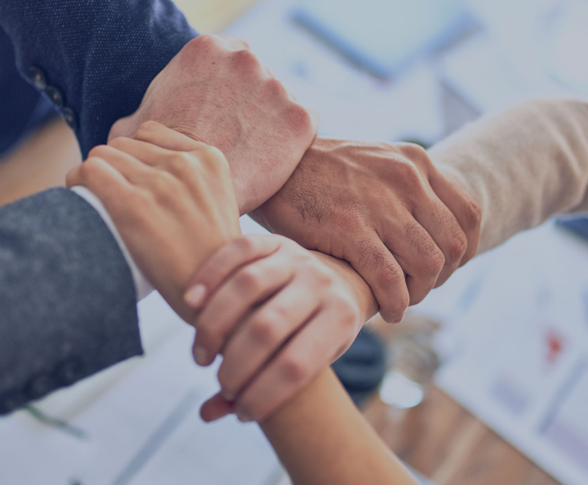 Croiser les mains entre partenaires