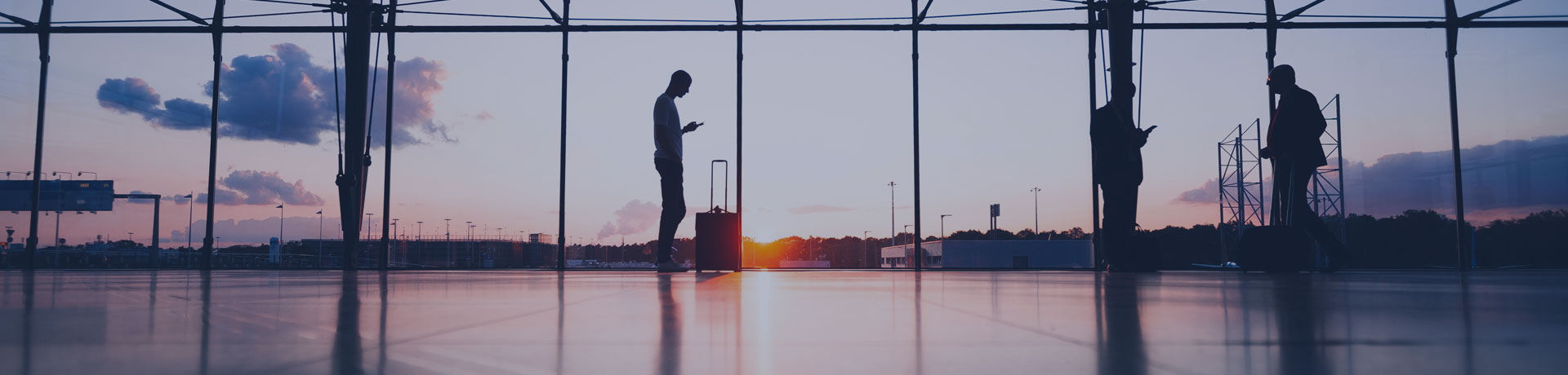 Les passagers attendent leur vol à l'aéroport