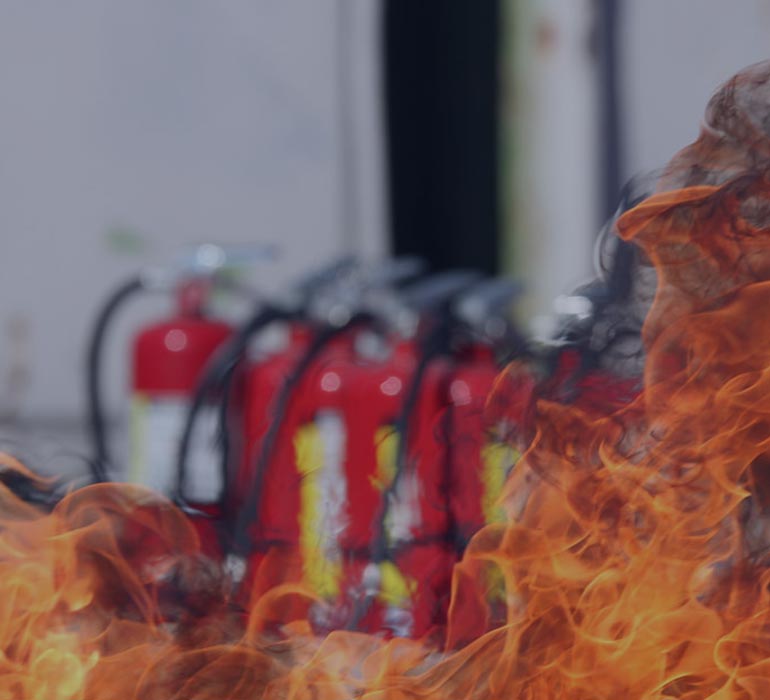 extincteurs avec flamme devant