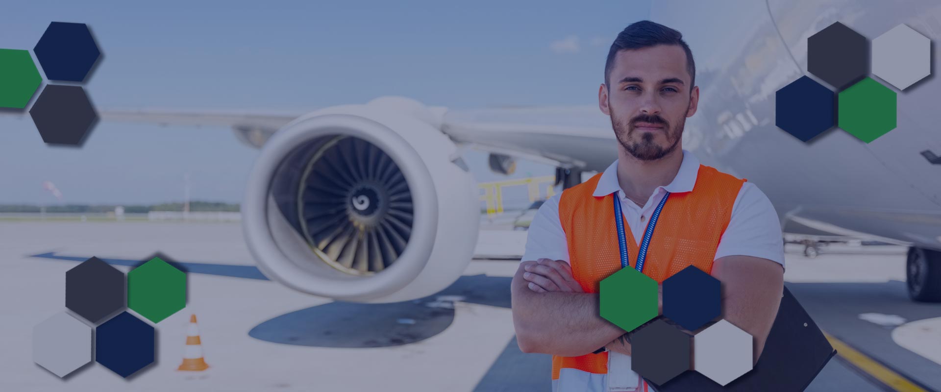 Agent sur piste devant un avion