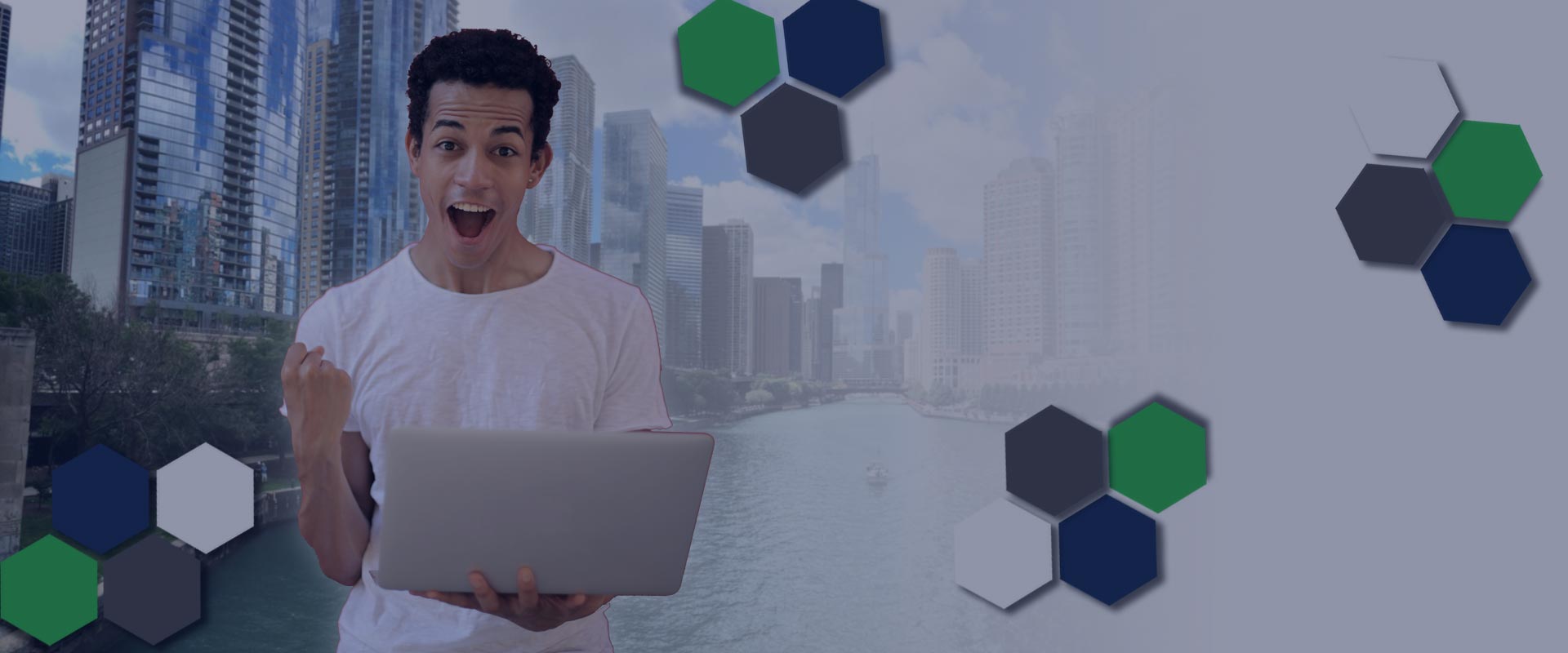 Jeune homme heureux devant son ordinateur ayant obtenu sa formation