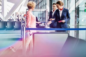 Hôtesse d'accueil à l'embarquement