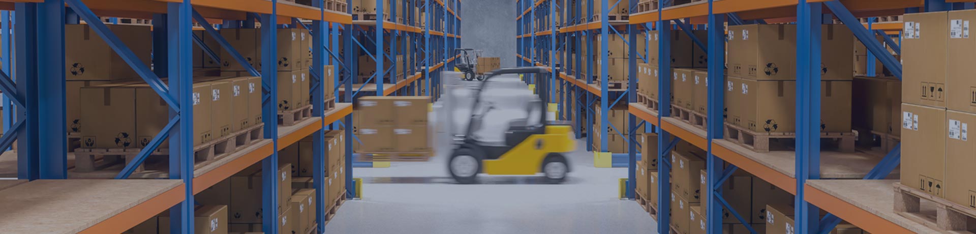 chariot élévateur dans un entrepôt