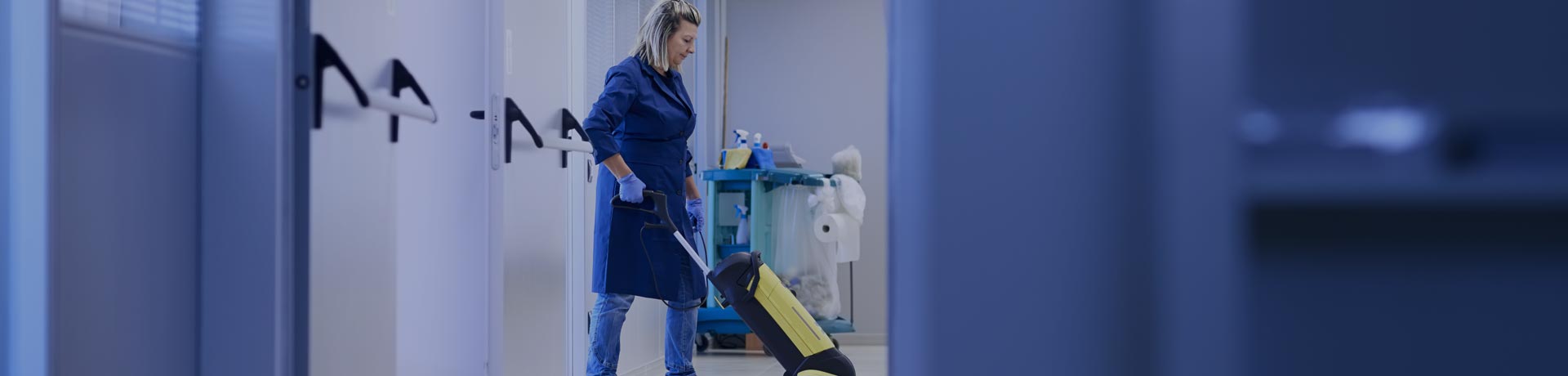 Agent de propreté entretient les locaux avec ses matériels