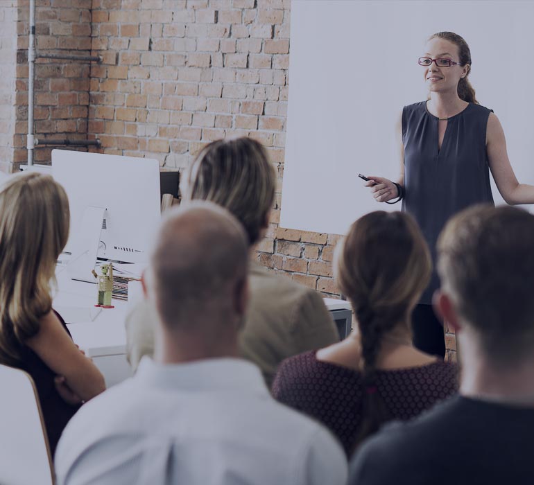 salle de formation avec une formatrice et des collaborateurs