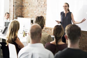 salle de formation avec une formatrice et des collaborateurs