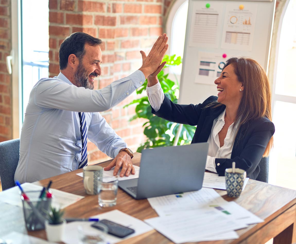 manager et une collaboratrice se félicitant