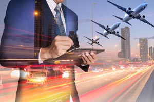 homme en train de planifier ses tâches avec des avions dans le fond