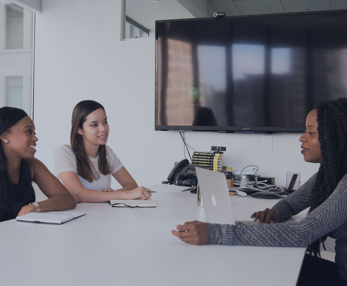 3 femmes s'assoient autour d'un table