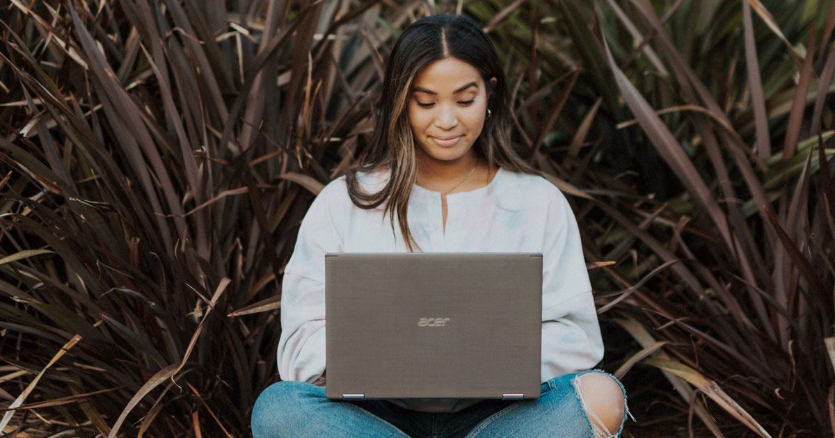 Une jeune fille travaille sur son ordinateur