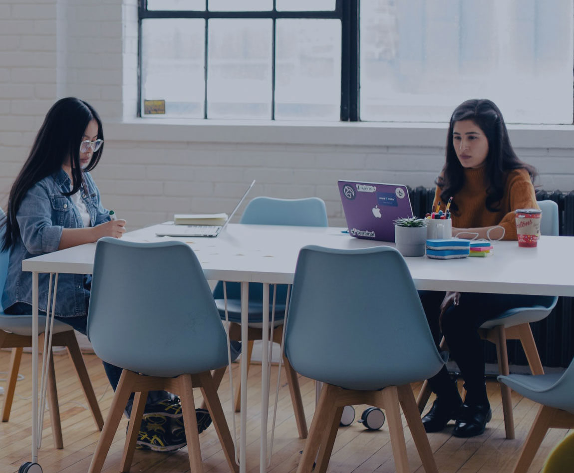 2 jeunes filles travaillent sur leur ordinateur dans une office