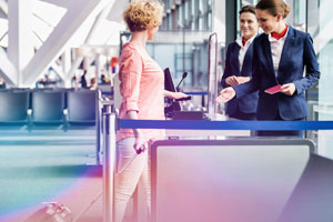 Agent d'escale accueille les passagers de l'aéroport à l'arrivée