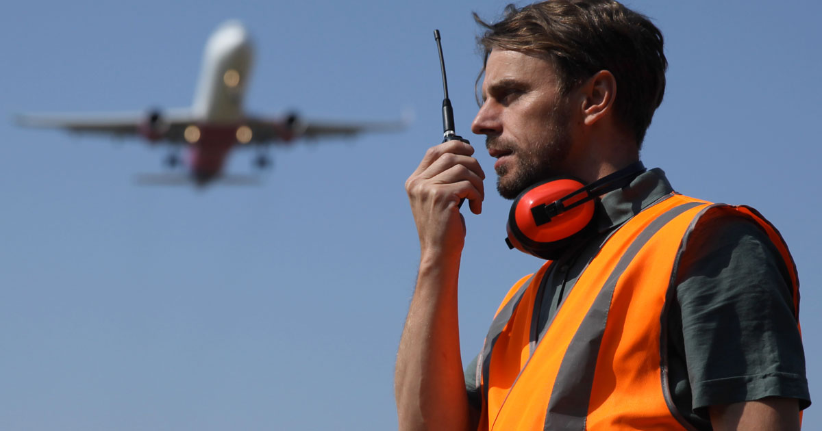 Agent de Trafic s'occupe des opérations au sol autour de l'avion