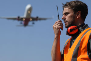 Agent de Trafic s'occupe des opérations au sol autour de l'avion