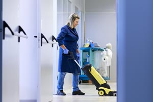 Agent de propreté nettoie les locaux avec ses matériaux