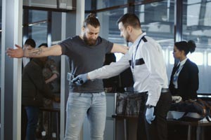 Agent de sûreté contrôle les passagers