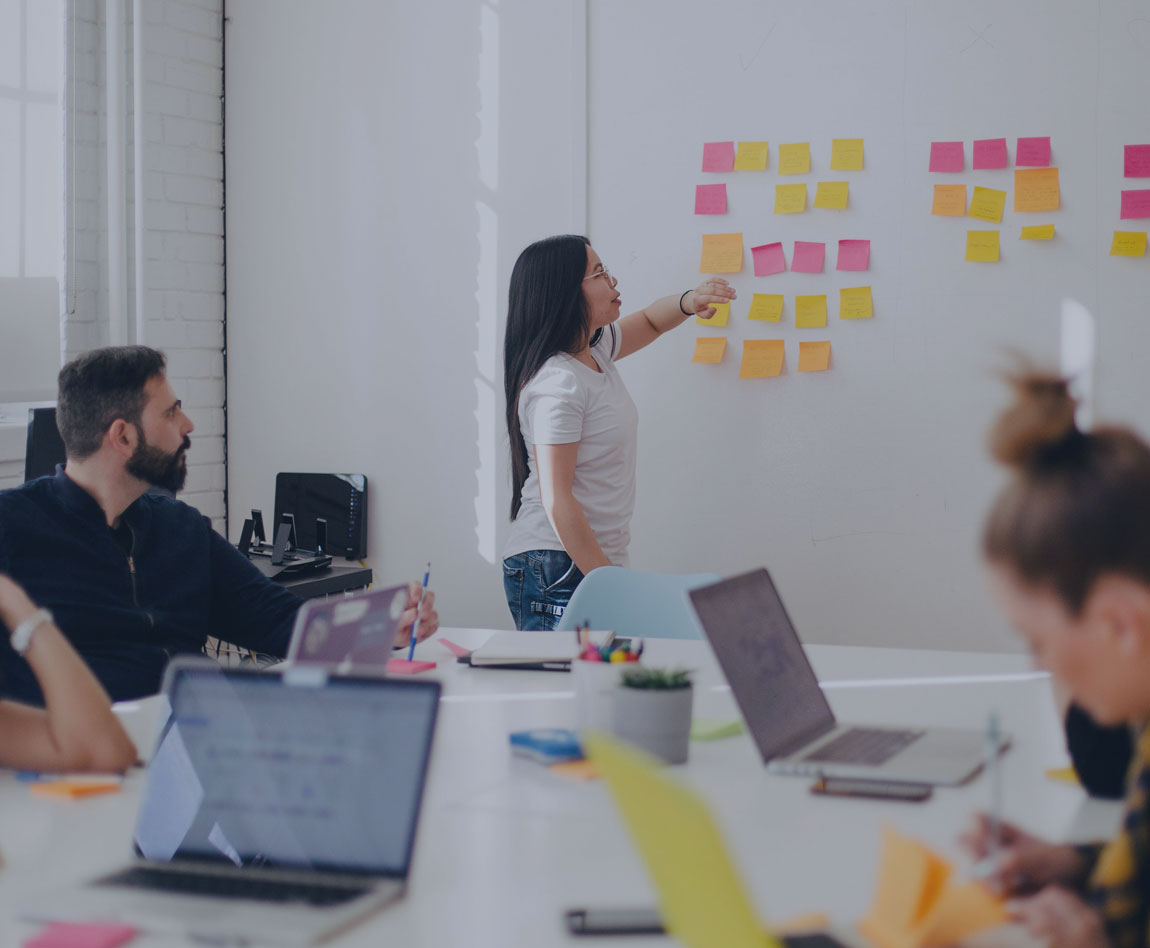 Une équipe échange sur plusieurs options possibles