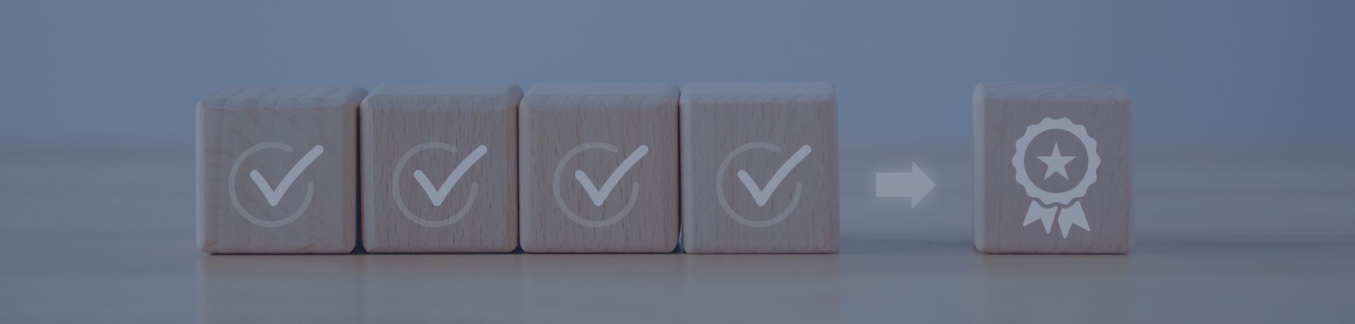 Blocs de bois avec des coches, et un bloc final avec une icône de badge, illustrant le processus de certification et l'atteinte d'un objectif de qualité.