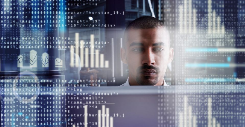 Concept de cybersécurité, un homme avec des graphiques