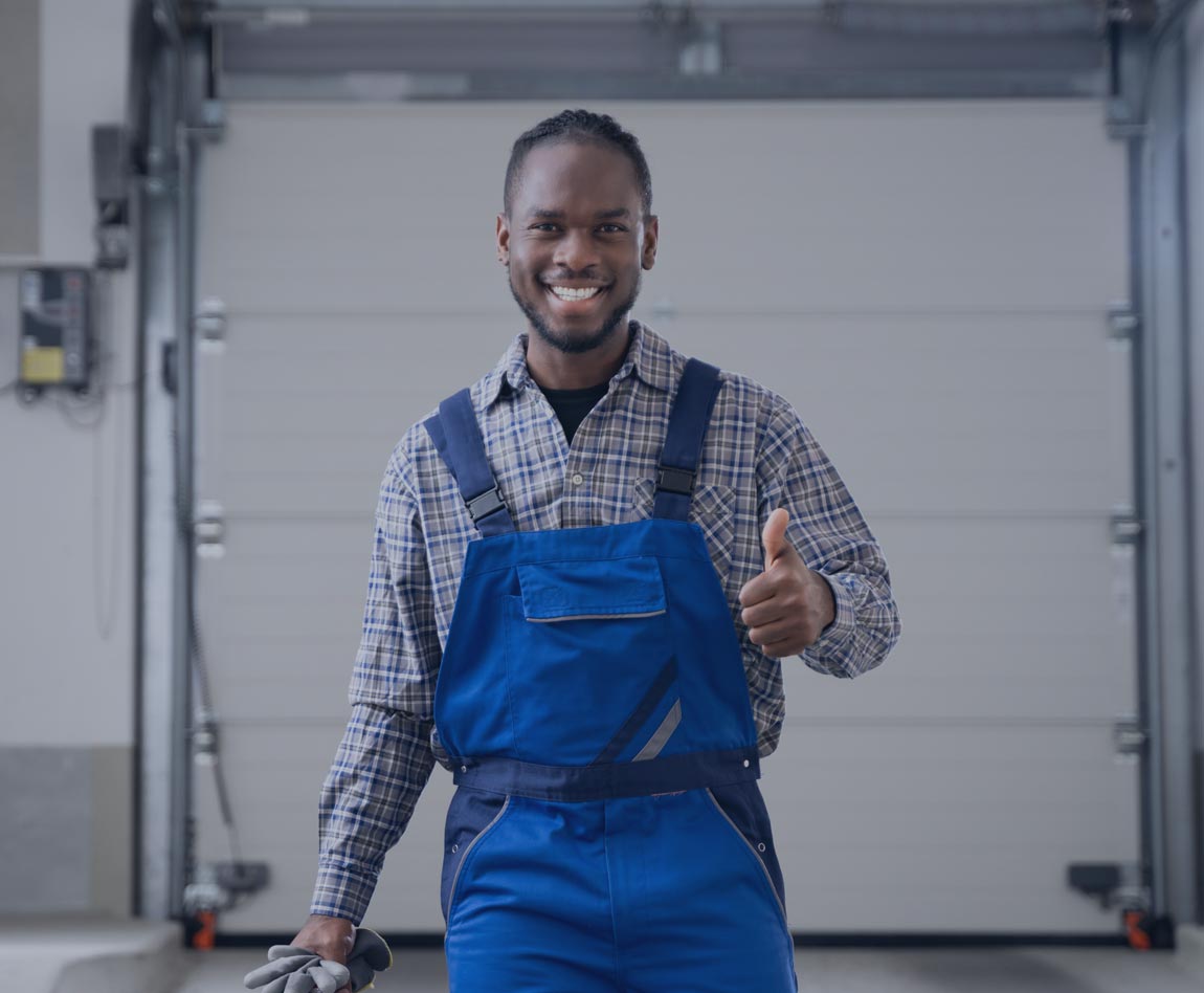 jeune homme africain avec le pouce levé certifié pour ses compétences par Apave