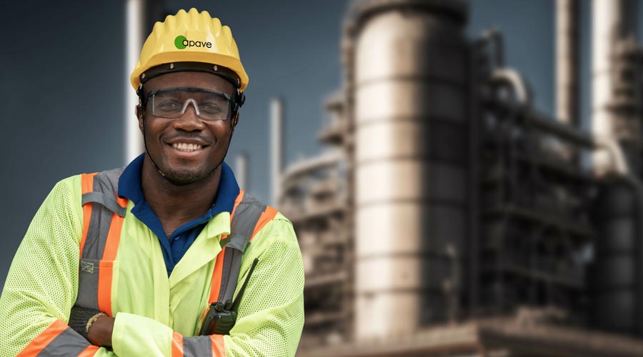 employé Apave menant une NDT