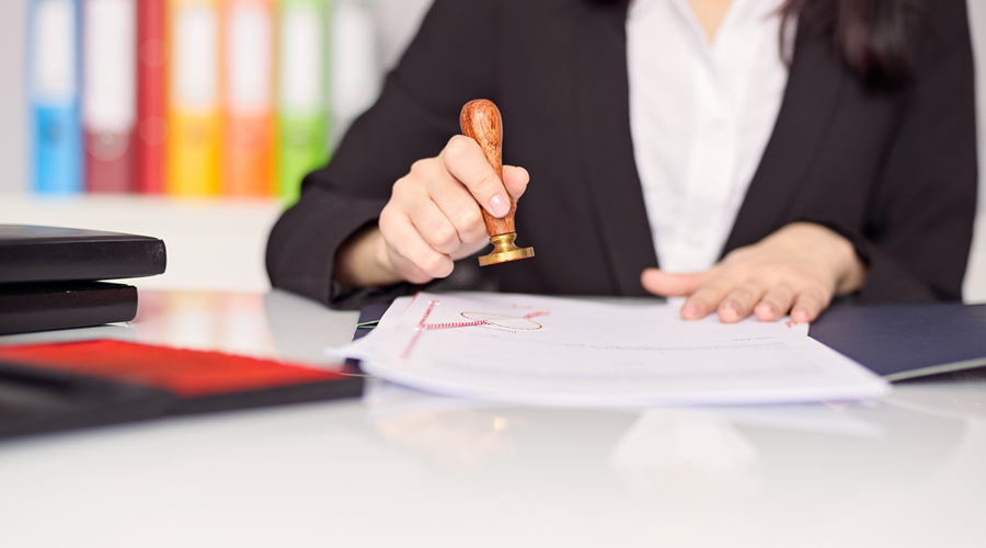 Une femme qui tamponne un document de certificat