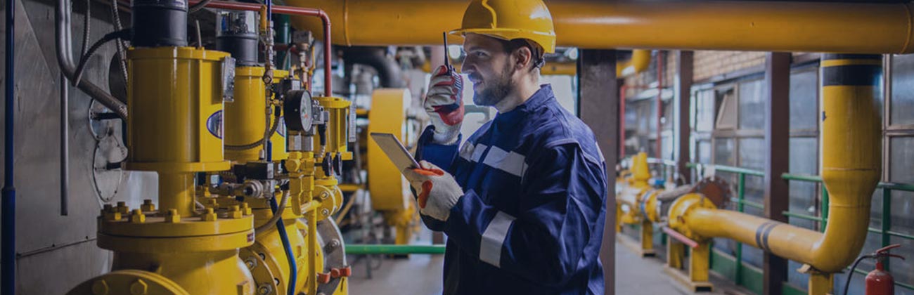 Instalación de tubería de gas de planta de calefacción. Trabajador industrial o de planta de energía comprobando el consumo de gas