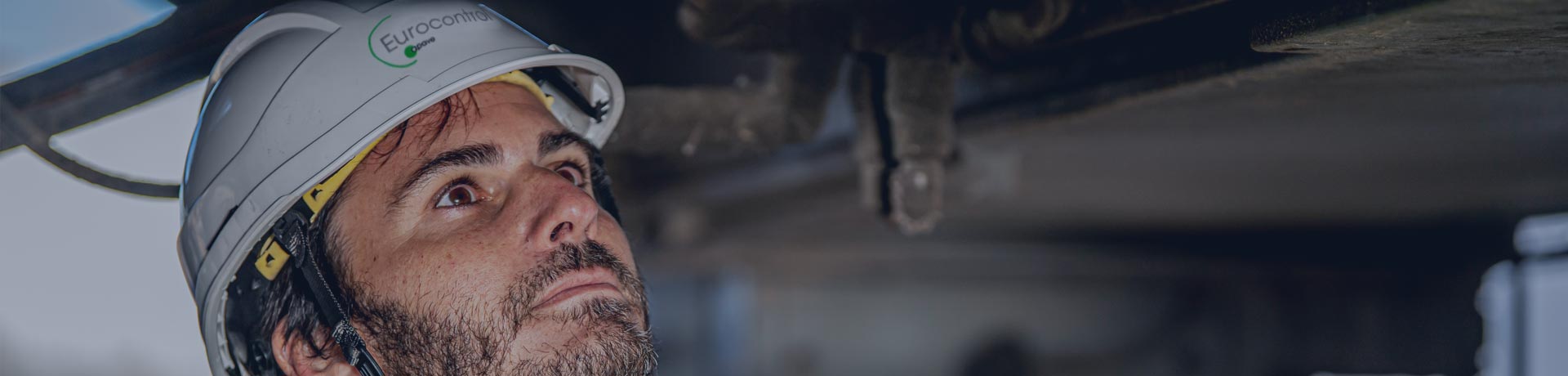 Empleado de Eurocontrol realizando una inspección reglamentaria