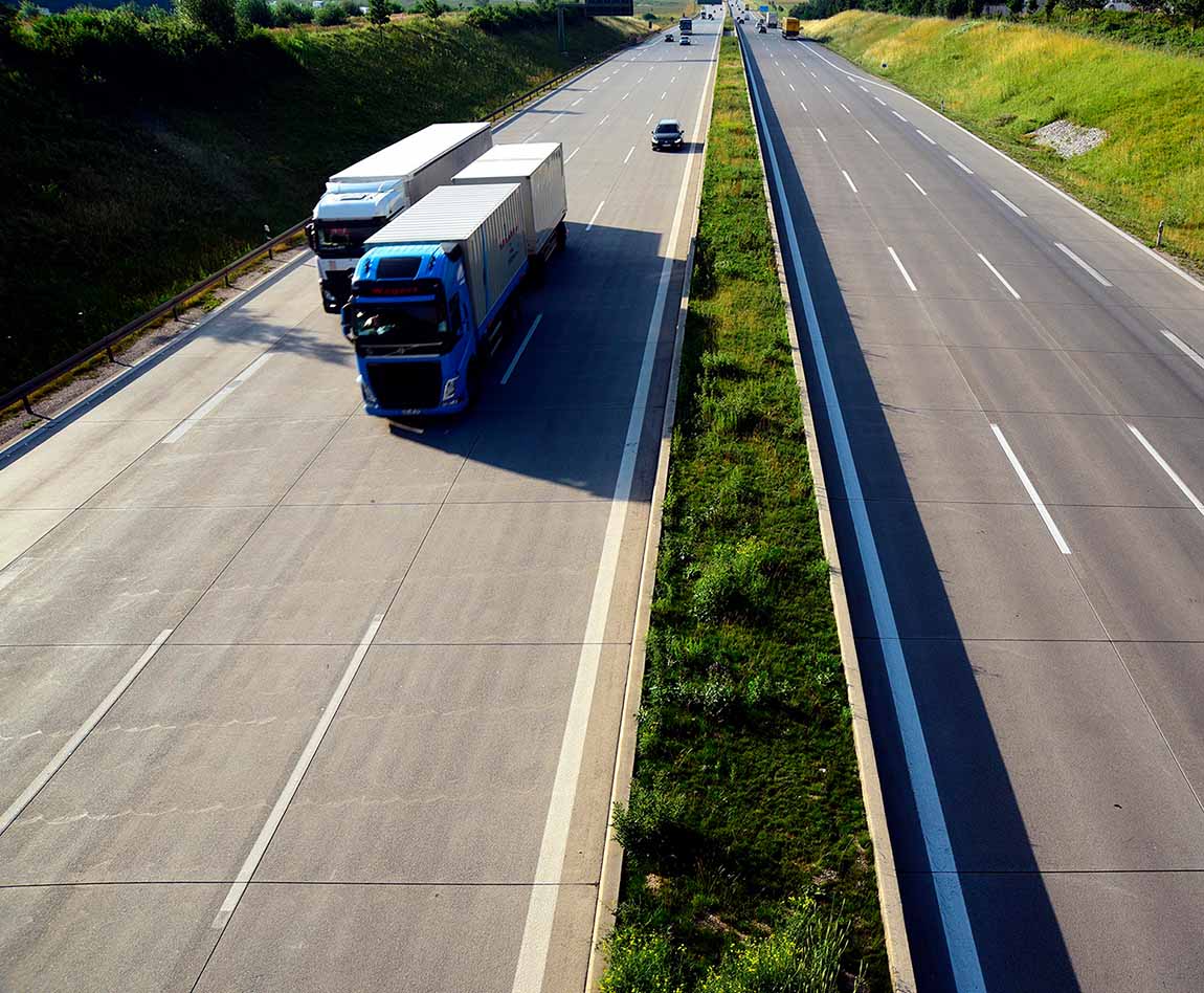 2 camiones en la carretera