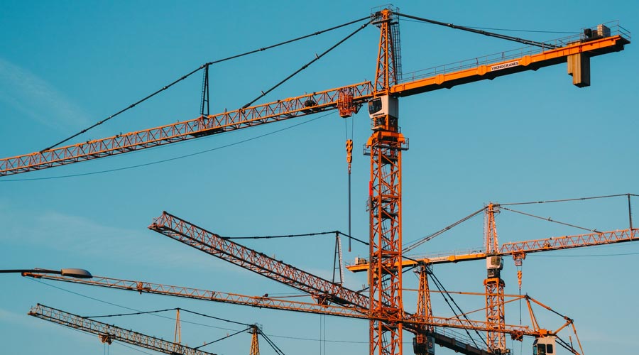 varias grúas frente al cielo