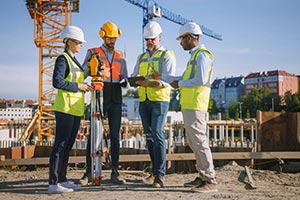 Trabajadores que controlan obras