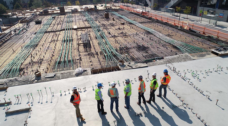 trabajadores inspeccionando obras 