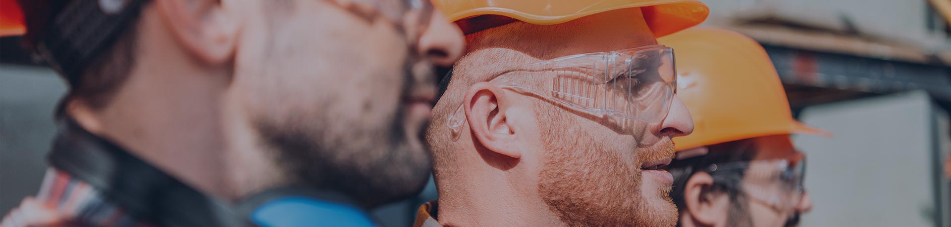 Três homens supervisionando o trabalho de engenharia