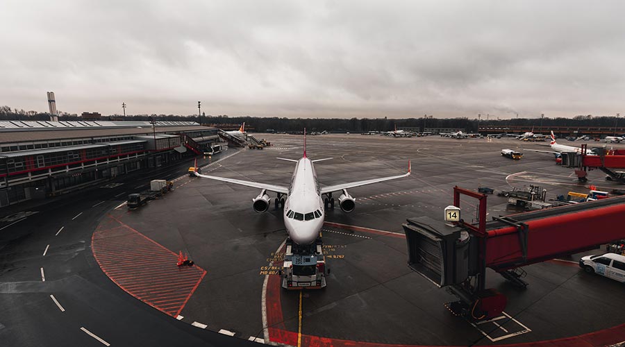 avião em um aeroporto
