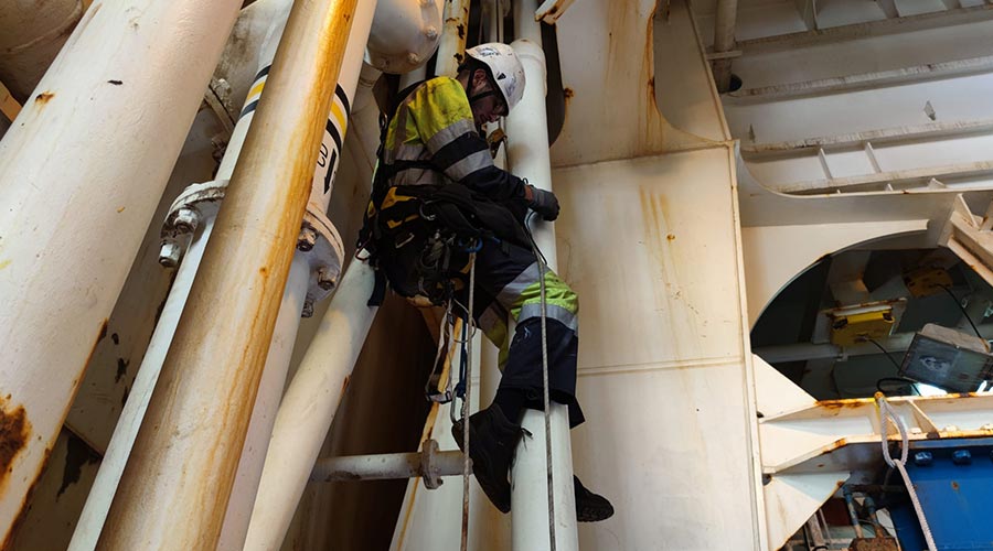 Thickness measurement on ships and platforms