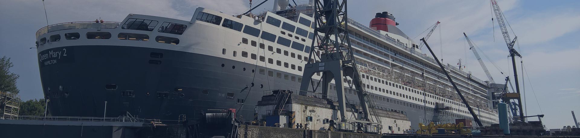 astillero con un transatlántico