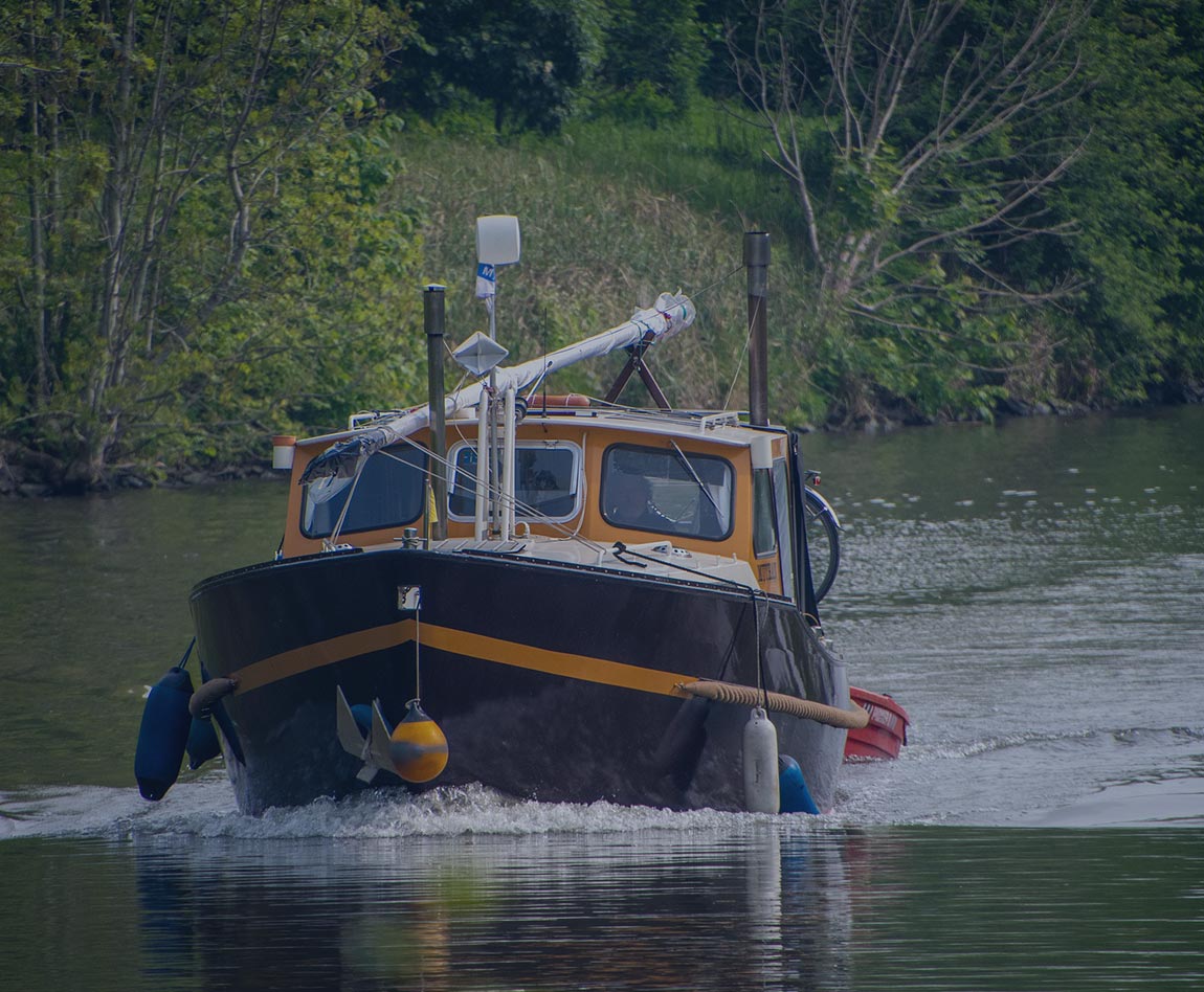Barco navegando en aguas continentales