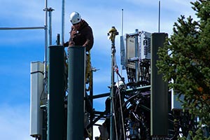 technico en una torre de comunicacion