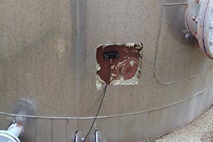 Inspector de Eurocontrol realizando un ensayo acústico no destructivo