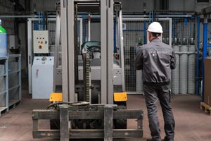 Técnico de Eurocontrol realizando una inspección de equipos