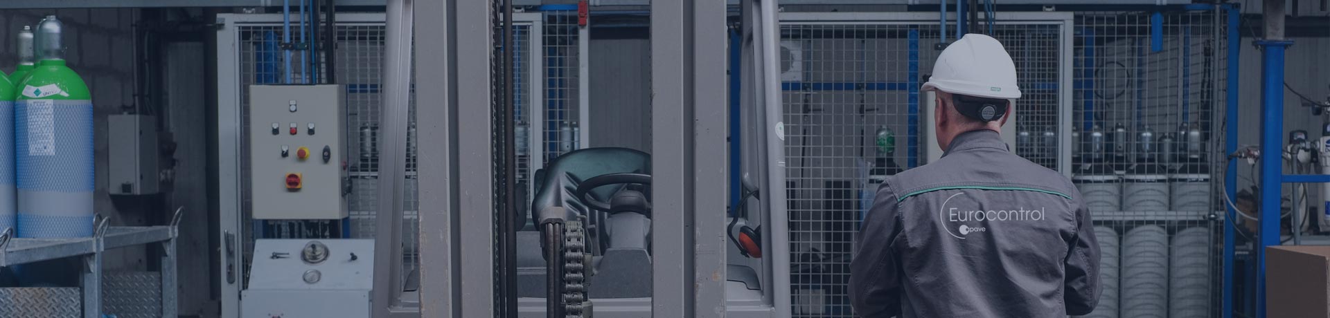 Técnico do Eurocontrol a efectuar uma inspecção do equipamento